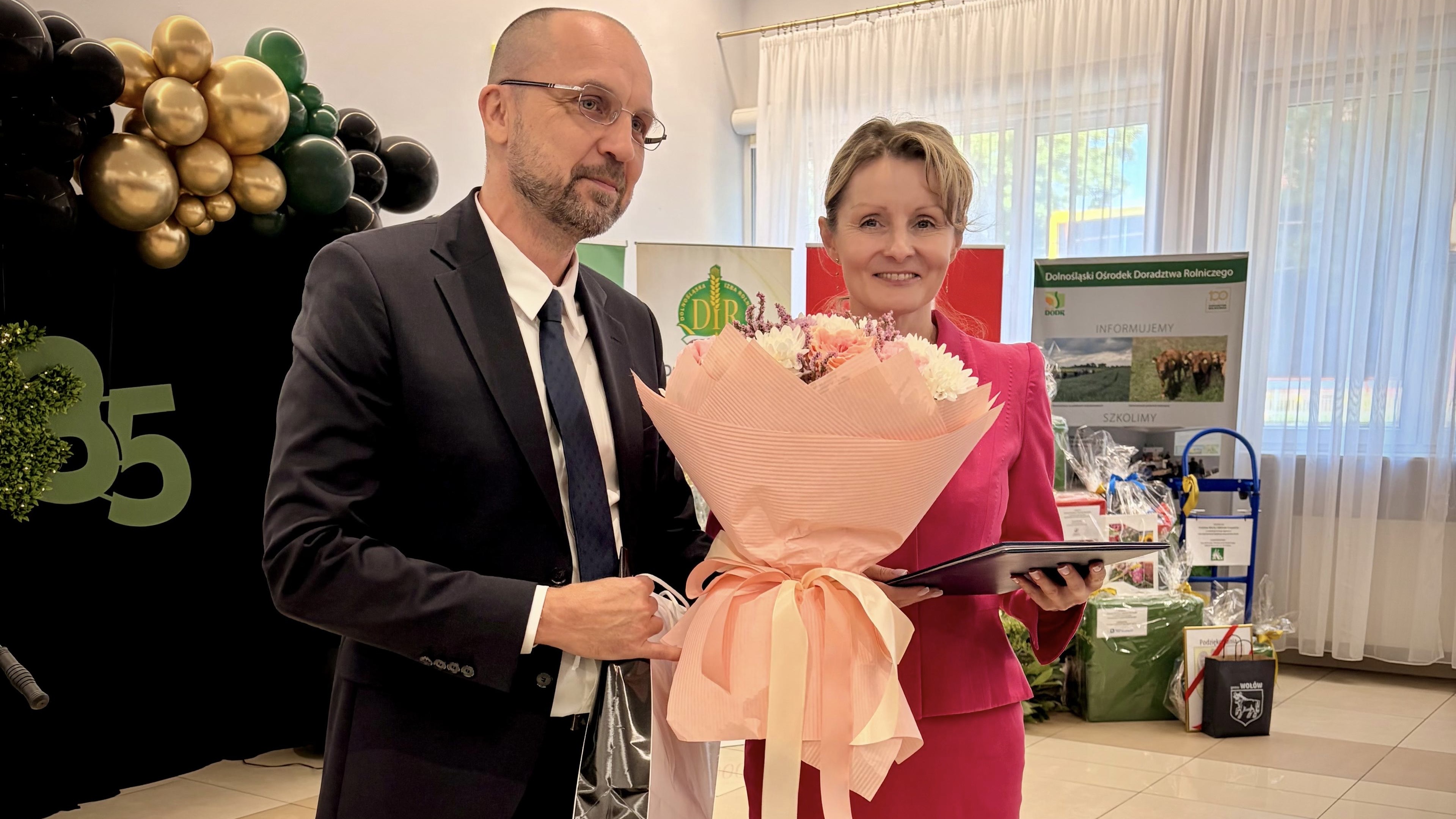 Zastępca Okręgowego Inspektora Pracy ds. Prawno-Organizacyjnych (po lewej) oraz Dyrektor Oddziału Regionalnego we Wrocławiu Kasy Rolniczego Ubezpieczenia Społecznego (po prawej)