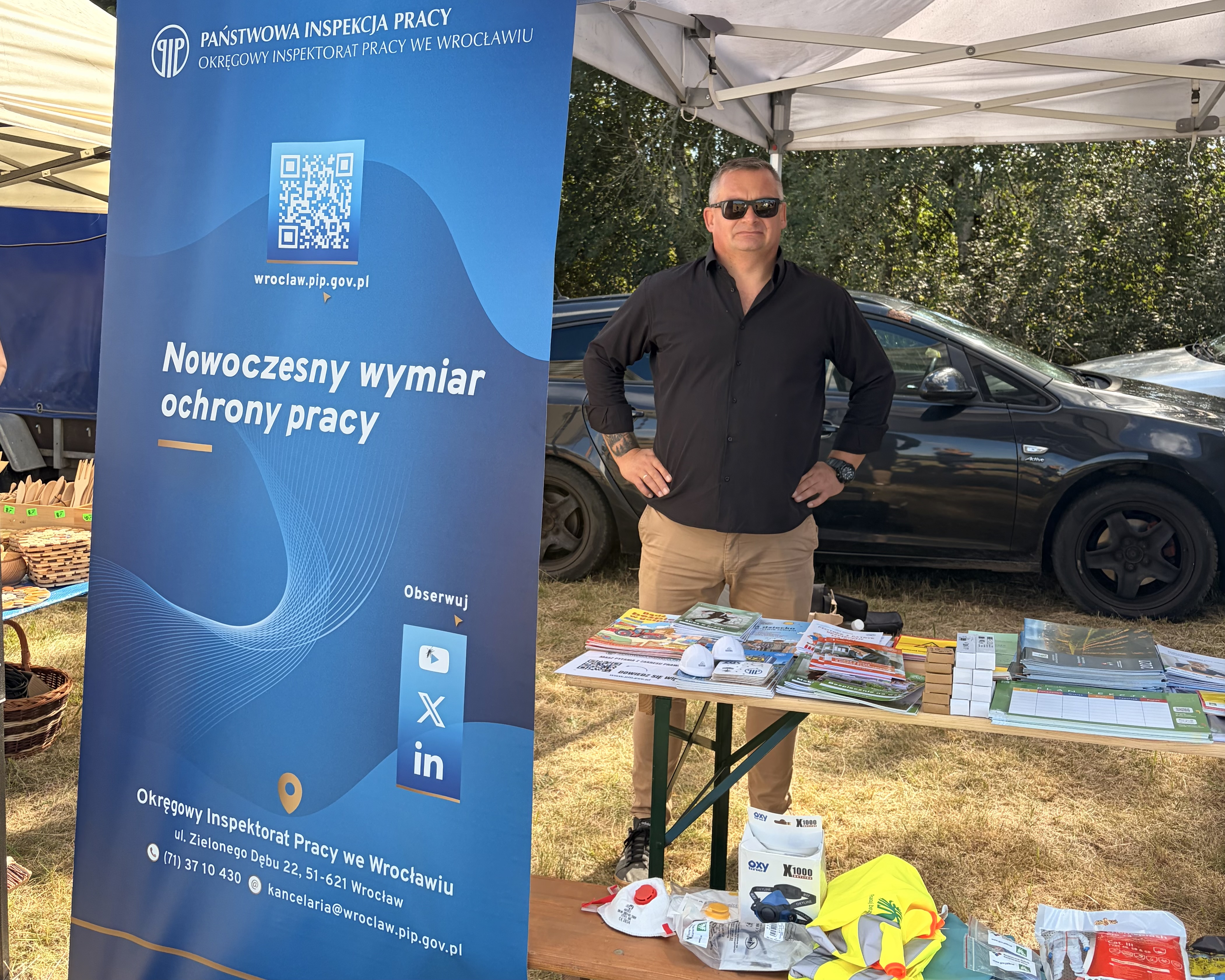 Przedstawiciel Okręgowego Inspektoratu Pracy we Wrocławiu na stoisku edukacyjnym