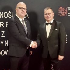 Okręgowy Inspektor Pracy we Wrocławiu Andrzej Pogórski oraz Przewodniczący Rady Dolnośląskiej Okręgowej Izby Inżynierów Budownictwa Rafał Zarzycki stoją na tle ścianki