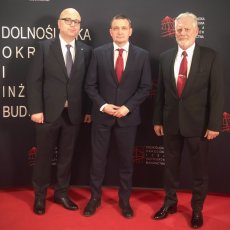 Okręgowy Inspektor Pracy we Wrocławiu Andrzej Pogórski, Wiceminister Rozwoju i Technologii Michał Jaros, Zastępca Przewodniczącego Rady Dolnośląskiej Okręgowej Izby Inżynierów Budownictwa Marek Kaliński stoją na tle ścianki