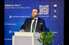 Starszy inspektor pracy - główny specjalista Łukasz Paroń wygłasza referat