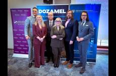 Uczestnicy pierwszego panelu na grupowym zdjęciu z Okręgowym Inspektorem Pracy we Wrocławiu