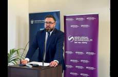 Marek Choczaj moderuje dyskusję