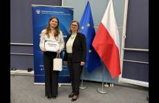 Laureatka drugiego miejsca stoi z Zastępcą Okręgowego Inspektora Pracy ds. Prawno-Organizacyjnych Pauliną Latusek