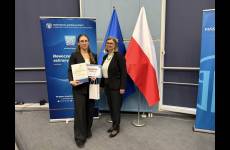 Laureatka pierwszego miejsca stoi z Zastępcą Okręgowego Inspektora Pracy ds. Prawno-Organizacyjnych Pauliną Latusek