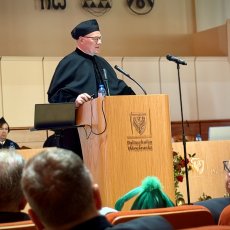 Profesor Krzysztof Galos przemawia podczas wykładu inauguracyjnego