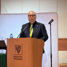 Okręgowy Inspektor Pracy we Wrocławiu przemawia podczas wydarzenia