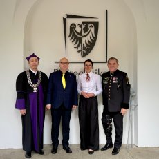 Okręgowy Inspektor Pracy we Wrocławiu na zdjęciu z honorowymi uczestnikami wydarzenia