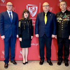 Okręgowy Inspektor Pracy we Wrocławiu na zdjęciu z władzami i przedstawicielami Wydziału