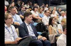 Uczestnicy konferencji siedzą na sali