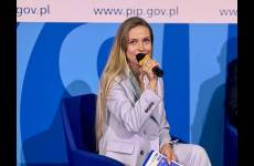 Moderator adwokat Katarzyna Zielezińska-Pierzynka zadaje pytanie panelistom