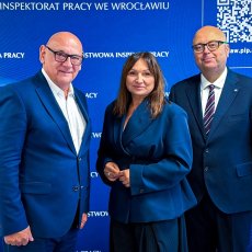 Główny Inspektor Pracy, Wicemarszałkini Sejmu RP, Okręgowy Inspektor Pracy we Wrocławiu stoją na tle ścianki
