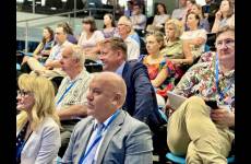 Uczestnicy konferencji siedzą na sali