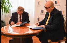 Rektor Uniwersytetu Ekonomicznego profesor doktor habilitowany Czesław Zając oraz Okręgowy Inspektor Pracy we Wrocławiu Andrzej Pogórski podpisujący porozumienie