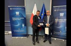 Laureat konkursu Pracodawca organizator pracy bezpiecznej trzymający grawerton