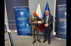 Laureat konkursu Pracodawca organizator pracy bezpiecznej trzymający grawerton