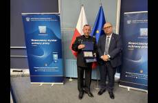 laureat konkursu najaktywniejszy społeczny inspektor pracy trzymający grawerton