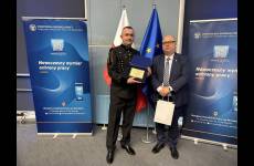 laureat konkursu najaktywniejszy społeczny inspektor pracy trzymający grawerton