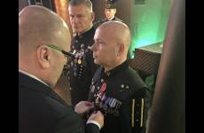 Okręgowy Inspektor Pracy we Wrocławiu przypina odznakę Zbigniewowi Młotkowi