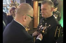 Okręgowy Inspektor Pracy we Wrocławiu przypina odznakę Januszowi Halczukowi