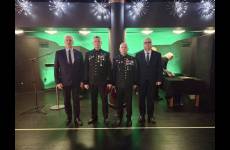 Kierownik Oddziału w Legnicy (z lewej), Okręgowy Inspektor Pracy we Wrocławiu (z prawej) oraz odznaczeni (na środku) stojący razem