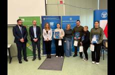 Laureaci trzeciego miejsca stojący koło przedstawicieli Okręgowego Inspektoratu Pracy we Wrocławiu oraz przedstawicielki Kasy Rolniczego Ubezpieczenia Społecznego