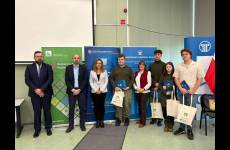 Laureaci drugiego miejsca stojący koło przedstawicieli Okręgowego Inspektoratu Pracy we Wrocławiu oraz przedstawicielki Kasy Rolniczego Ubezpieczenia Społecznego