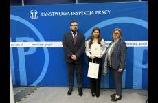 Nadinspektor pracy Marek Choczaj (po lewej), laureatka pierwszego miejsca (na środku) oraz Paulina Latusek Zastępca Okręgowego Inspektora Pracy do spraw Prawno-Organizacyjnych (po prawej)