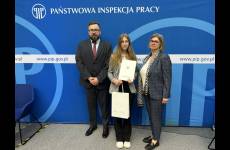Nadinspektor pracy Marek Choczaj (po lewej), laureatka drugiego miejsca (na środku) oraz Paulina Latusek Zastępca Okręgowego Inspektora Pracy do spraw Prawno-Organizacyjnych (po prawej)