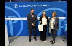 Nadinspektor pracy Marek Choczaj (po lewej), laureatka trzeciego miejsca (na środku) oraz Paulina Latusek Zastępca Okręgowego Inspektora Pracy do spraw Prawno-Organizacyjnych (po prawej)