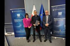 Okręgowy Inspektor Pracy we Wrocławiu Andrzej Pogórski, nadinspektor pracy Anna Łeszkiw oraz przedstawiciel firmy realizującej program Prewencja wypadkowa