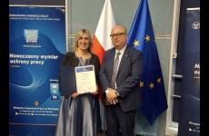 nauczycielka realizująca program kultura bezpieczeństwa trzymająca dyplom ukończenia