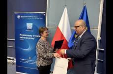 nauczycielka realizująca program kultura bezpieczeństwa trzymająca dyplom ukończenia