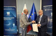 nauczyciel realizujący program kultura bezpieczeństwa trzymający dyplom ukończenia