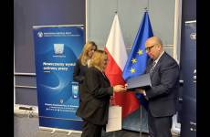 Okręgowy Inspektor Pracy we Wrocławiu Andrzej Pogórski, inspektor pracy Kornelia Mierzwińska wraz z przedstawicielką firmy realizującej program Prewencja zagrożeń psychospołecznych w środowisku pracy