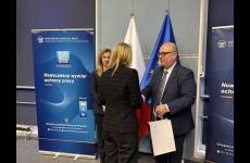 Okręgowy Inspektor Pracy we Wrocławiu Andrzej Pogórski, inspektor pracy Kornelia Mierzwińska wraz z przedstawicielką firmy realizującej program Prewencja zagrożeń psychospołecznych w środowisku pracy