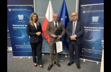 Okręgowy Inspektor Pracy we Wrocławiu Andrzej Pogórski, inspektor pracy Kornelia Mierzwińska wraz z przedstawicielem firmy realizującej program Prewencja zagrożeń psychospołecznych w środowisku pracy