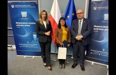 Okręgowy Inspektor Pracy we Wrocławiu Andrzej Pogórski, inspektor pracy Kornelia Mierzwińska wraz z przedstawicielką firmy realizującej program Prewencja zagrożeń psychospołecznych w środowisku pracy