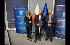 Okręgowy Inspektor Pracy we Wrocławiu Andrzej Pogórski, inspektor pracy Kornelia Mierzwińska wraz z przedstawicielem firmy realizującej program Prewencja zagrożeń psychospołecznych w środowisku pracy