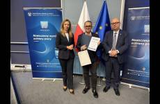 Okręgowy Inspektor Pracy we Wrocławiu Andrzej Pogórski, inspektor pracy Kornelia Mierzwińska wraz z przedstawicielem firmy realizującej program Prewencja zagrożeń psychospołecznych w środowisku pracy