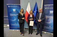 Okręgowy Inspektor Pracy we Wrocławiu Andrzej Pogórski, inspektor pracy Kornelia Mierzwińska wraz z przedstawicielką firmy realizującej program Prewencja zagrożeń psychospołecznych w środowisku pracy