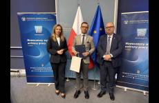 Okręgowy Inspektor Pracy we Wrocławiu Andrzej Pogórski, inspektor pracy Kornelia Mierzwińska wraz z przedstawicielem firmy realizującej program Prewencja zagrożeń psychospołecznych w środowisku pracy