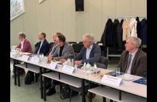 Członkowie rady słuchają prelekcji Łukasza Paronia