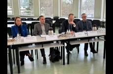 Członkowie rady słuchają prelekcji Jarosława Głowackiego