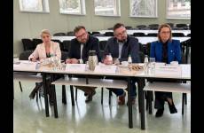 Członkowie rady słuchają prelekcji Rafała Hrynyka