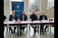 Okręgowy Inspektor Pracy we Wrocławiu mówi do zebranych podczas otwarcia posiedzenia rady