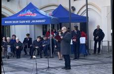 Okręgowy Inspektor Pracy we Wrocławiu Andrzej Pogórski odczytujący list