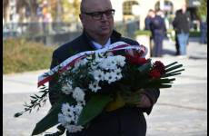 Okręgowy Inspektor Pracy we Wrocławiu Andrzej Pogórski składający kwiaty