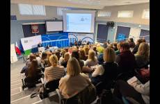 Uczestnicy konferencji siedzą na sali