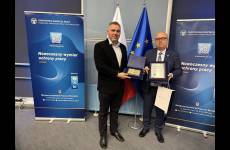 Wojciech Zawadzki odbierający nagrodę w imieniu laureata konkursu najaktywniejszy społeczny inspektor pracy
